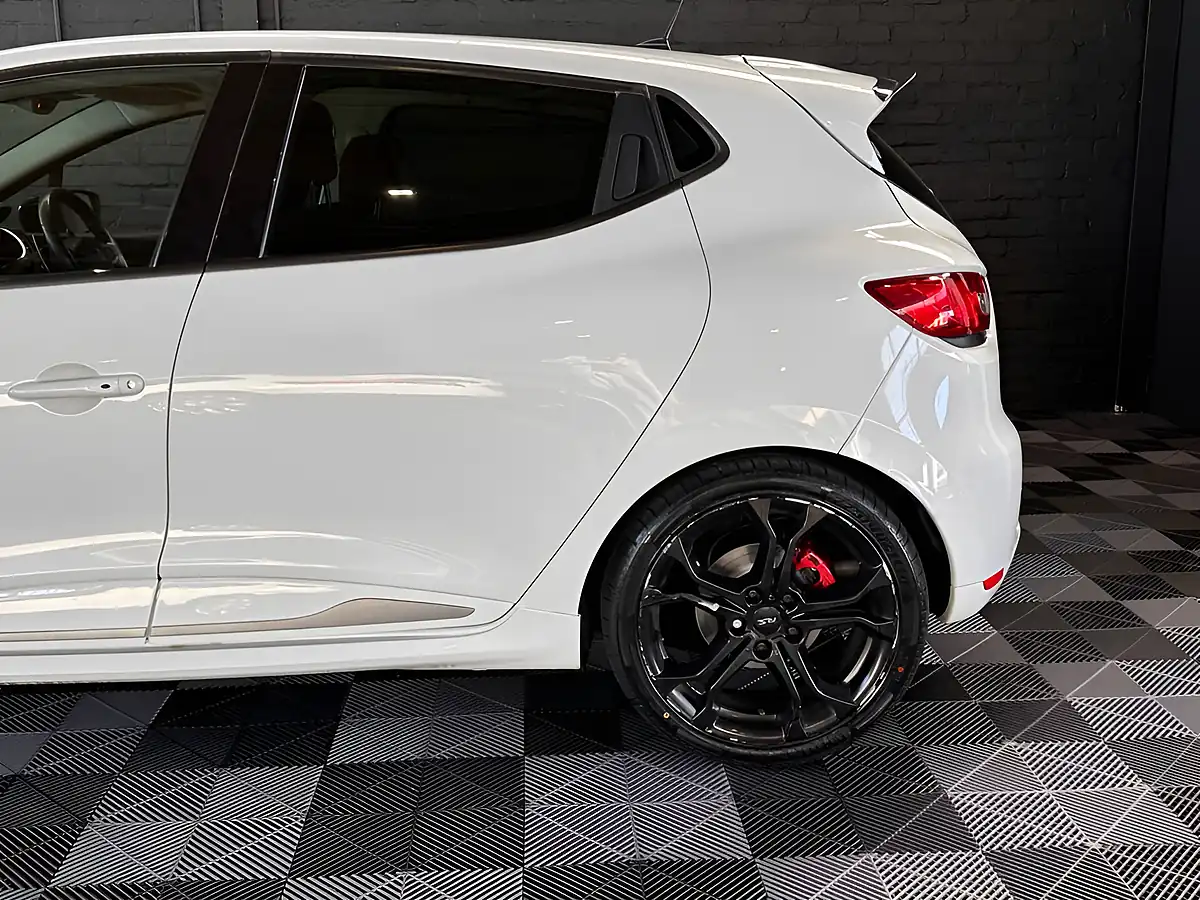 Used 2014 Renault Clio Renaultsport Glacier White - Interior and Exterior details 4