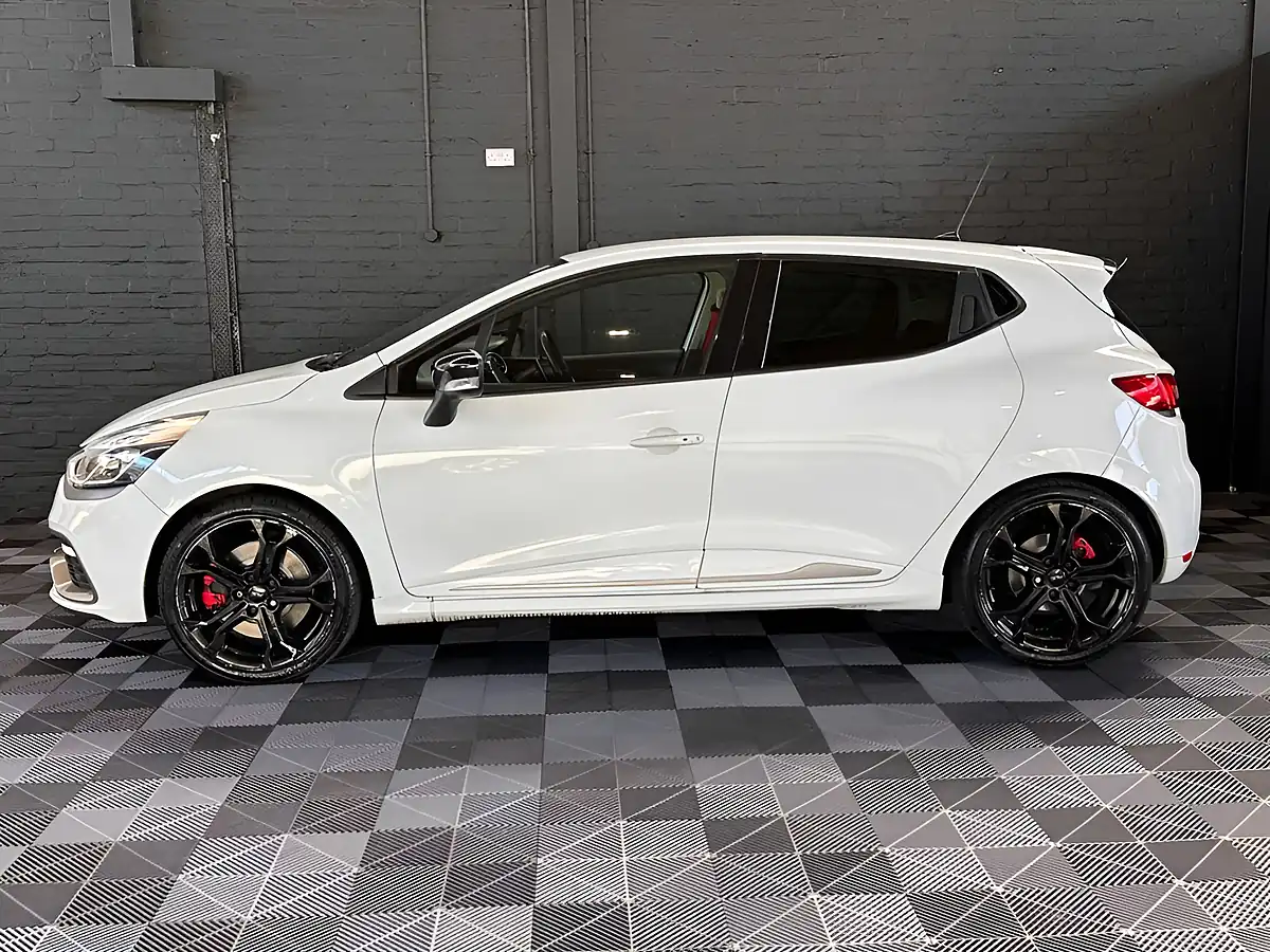 Used 2014 Renault Clio Renaultsport Glacier White - Interior and Exterior details 9