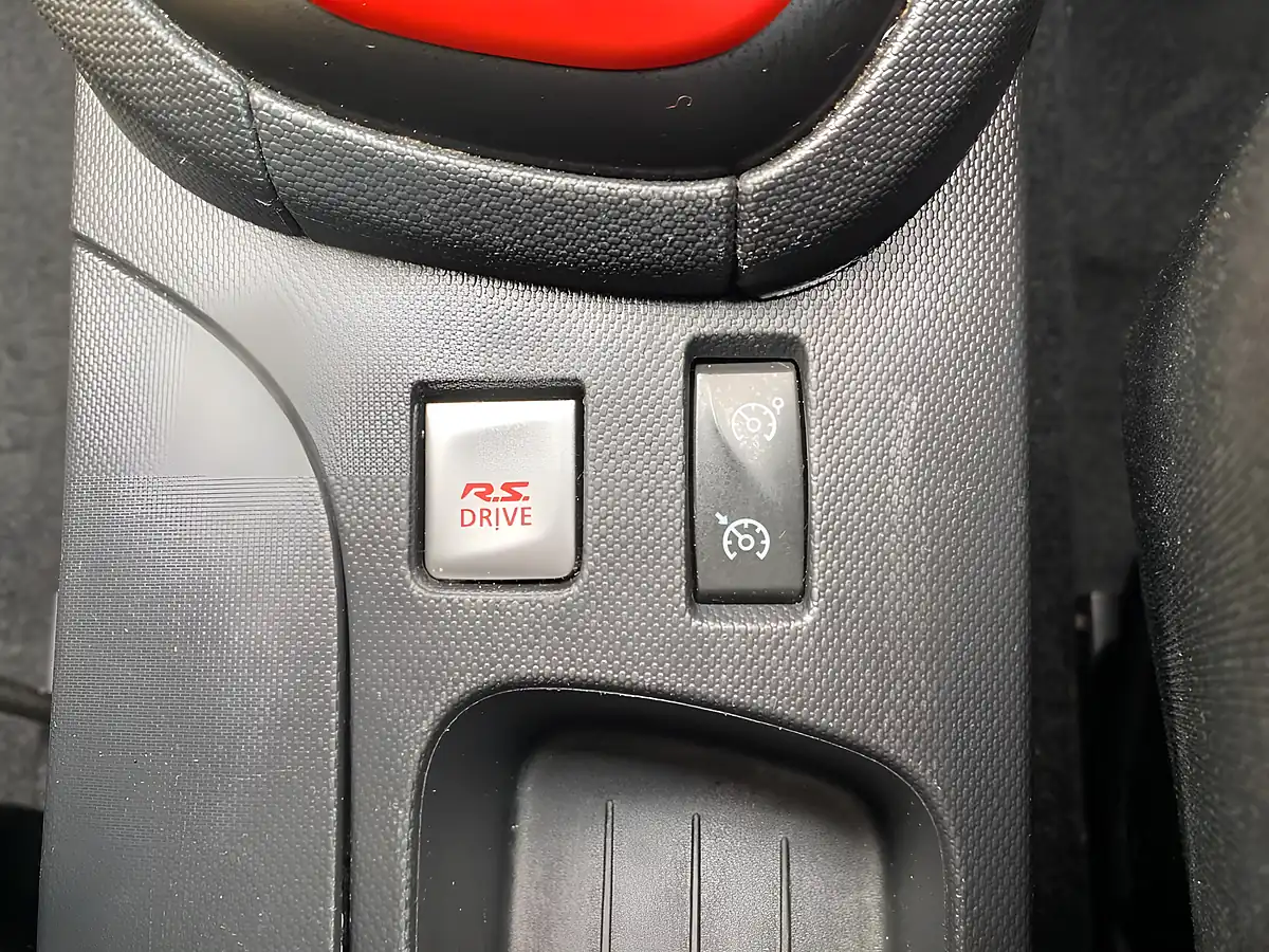Used 2014 Renault Clio Renaultsport Lux Yellow - Interior and Exterior details 14
