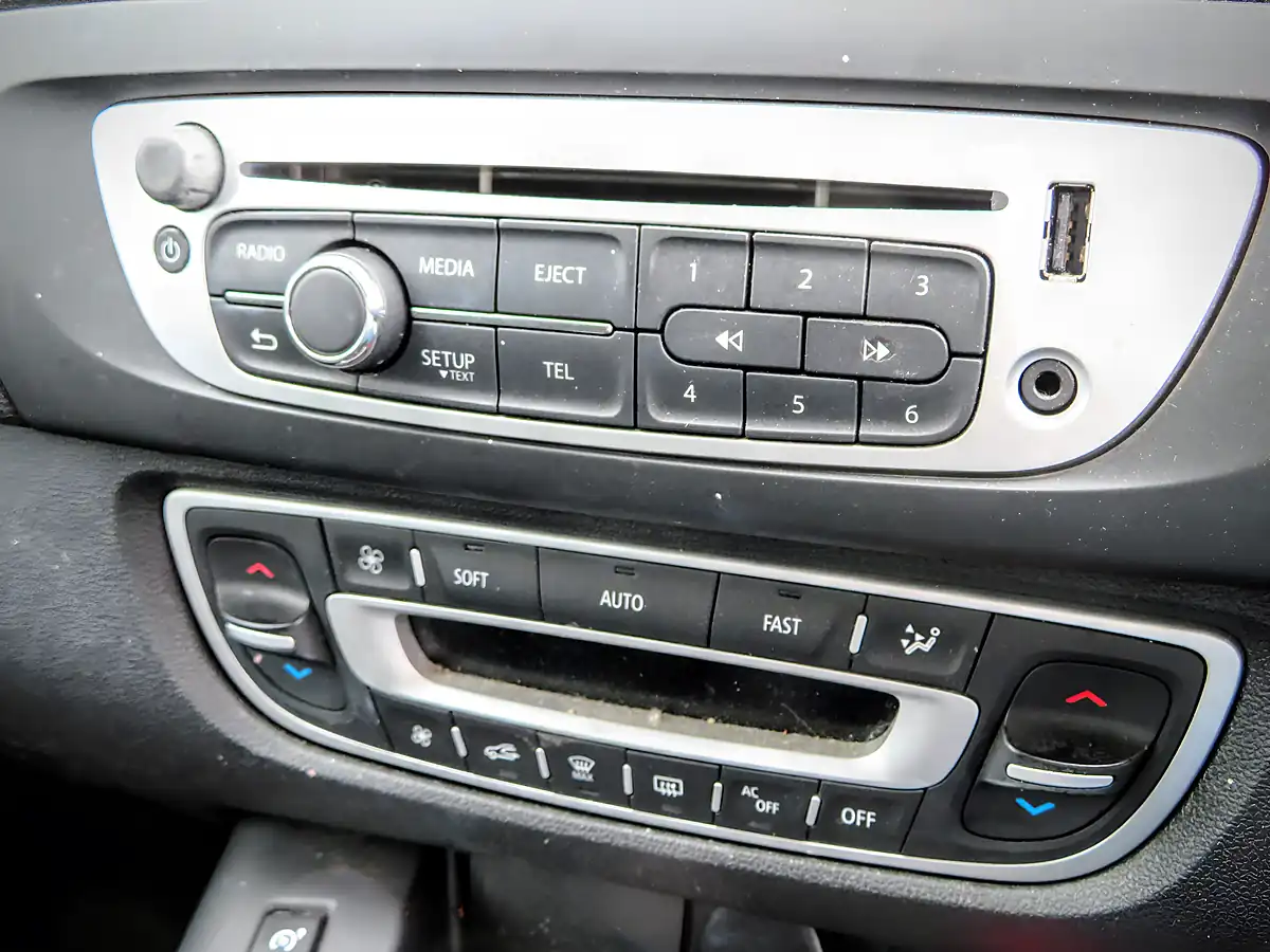 Used 2014 Renault Grand Scenic Dynamique Tom Tom Metallic Bronze - Interior and Exterior details 16
