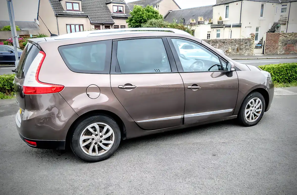Used 2014 Renault Grand Scenic Dynamique Tom Tom Metallic Bronze - Interior and Exterior details 7