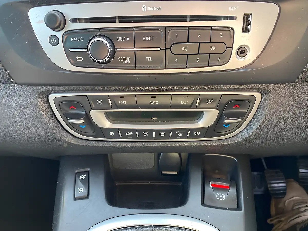 Used 2014 Renault Grand Scenic Dynamique Tomtom Grey - Interior and Exterior details 10