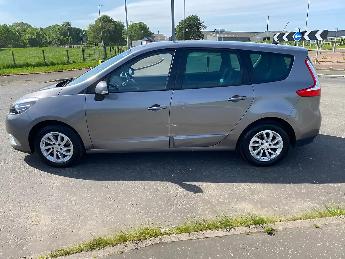 Used 2014 Renault Grand Scenic Dynamique Tomtom Grey - Interior and Exterior details 15