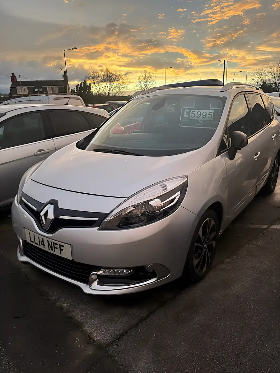 Used 2014 Renault Grand Scenic Dynamique Tomtom Silver - Front View