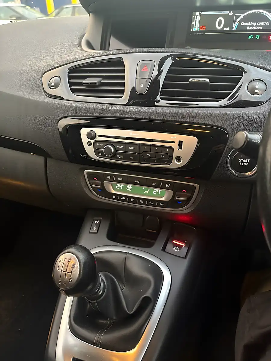 Used 2014 Renault Grand Scenic Dynamique Tomtom Silver - Interior and Exterior details 7