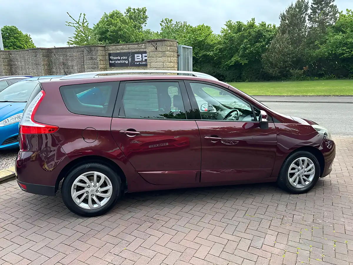 Used 2014 Renault Grand Scenic Energy Dynamique Tomtom Red - Interior and Exterior details 12