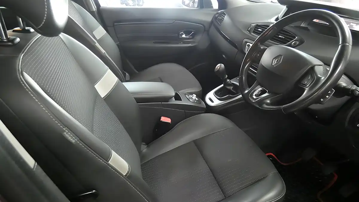 Used 2014 Renault Grand Scenic Energy Dynamique Tomtom Red - Interior and Exterior details 5
