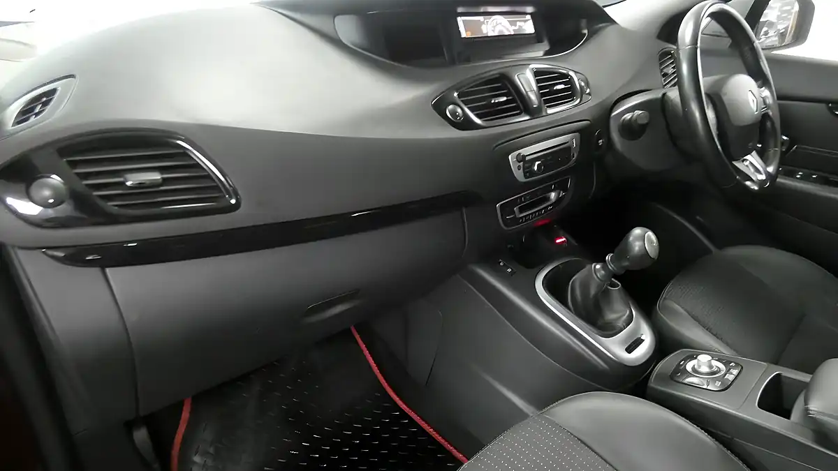 Used 2014 Renault Grand Scenic Energy Dynamique Tomtom Red - Interior and Exterior details 7