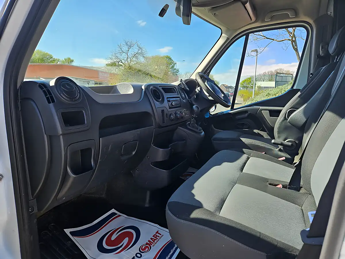 Used 2014 Renault Master MM35 Business Mwb Glacier White - Interior and Exterior details 11