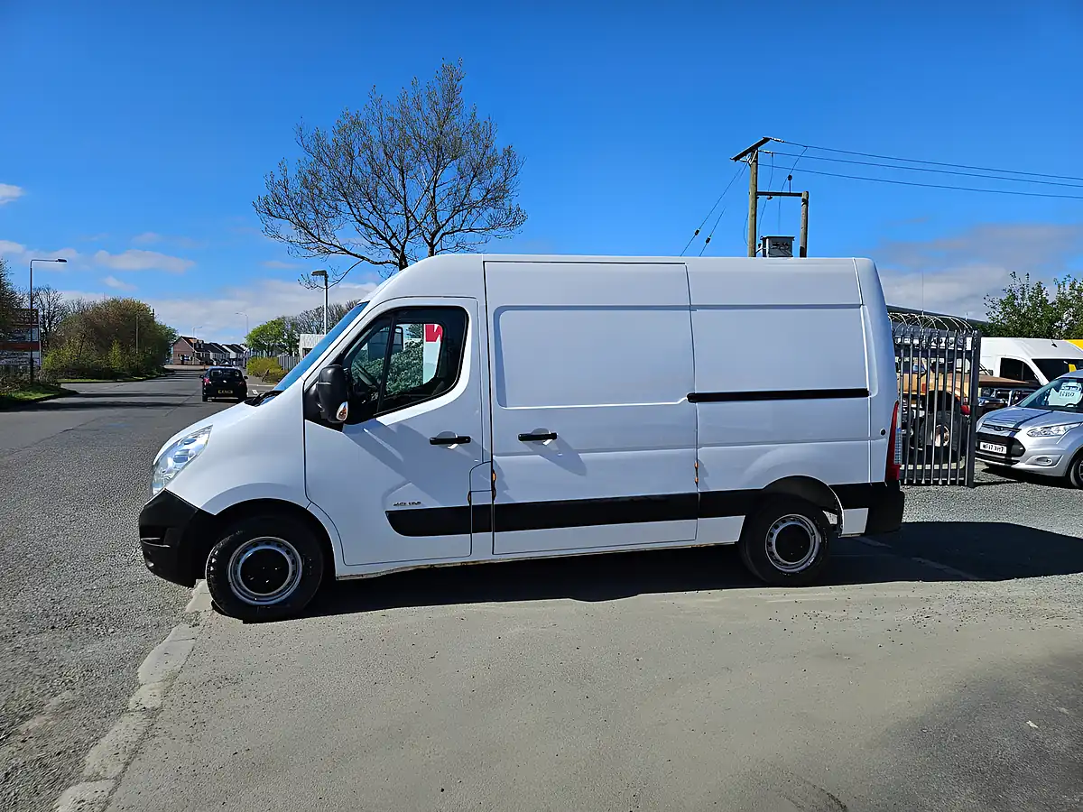 Used 2014 Renault Master MM35 Business Mwb Glacier White - Interior and Exterior details 5