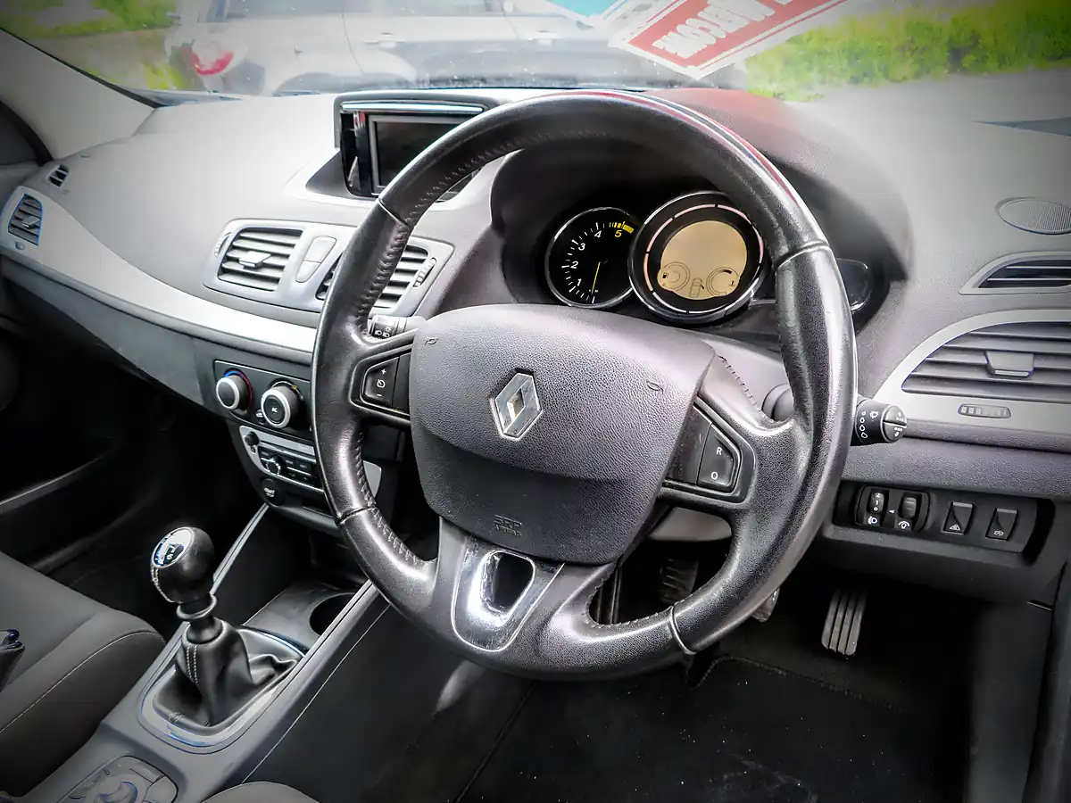 Used 2014 Renault Megane Dynamique Tom Tom Metallic Silver - Interior and Exterior details 13