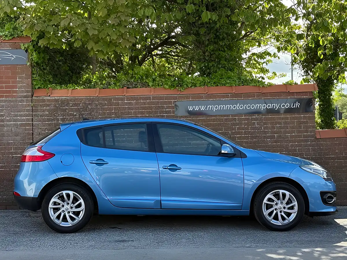 Used 2014 Renault Megane Dynamique Tomtom Blue - Interior and Exterior details 3