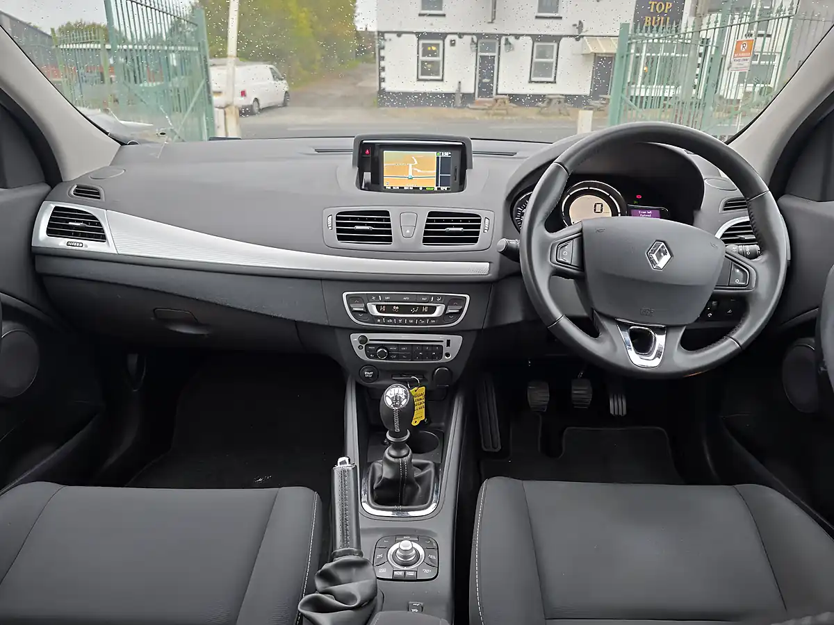 Used 2014 Renault Megane Dynamique Tomtom White - Interior and Exterior details 11