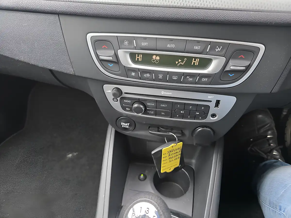 Used 2014 Renault Megane Dynamique Tomtom White - Interior and Exterior details 13