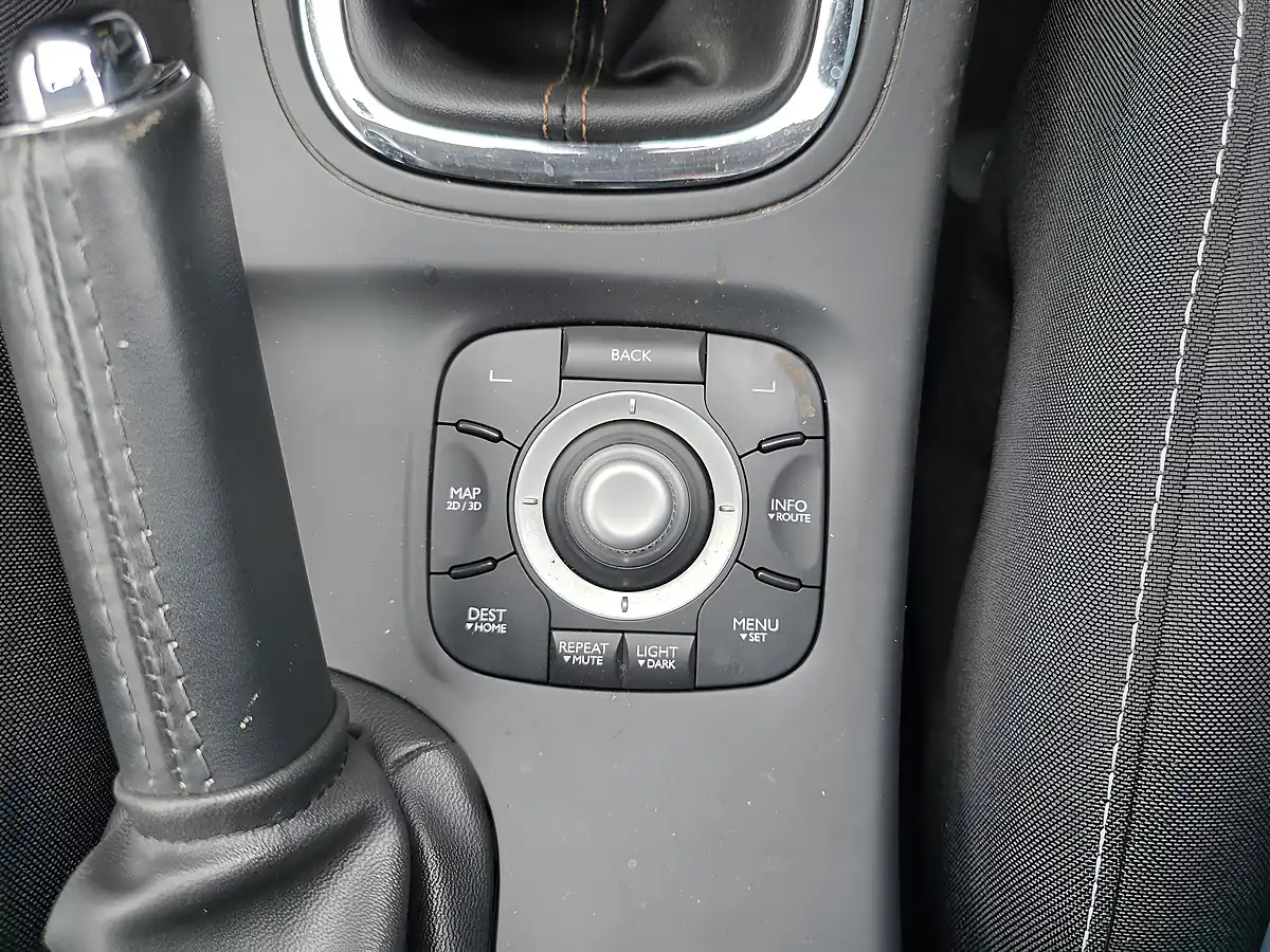 Used 2014 Renault Megane Dynamique Tomtom White - Interior and Exterior details 15