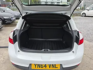 Used 2014 Renault Megane Dynamique Tomtom White - Interior and Exterior details 16