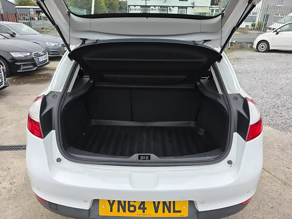 Used 2014 Renault Megane Dynamique Tomtom White - Interior and Exterior details 16