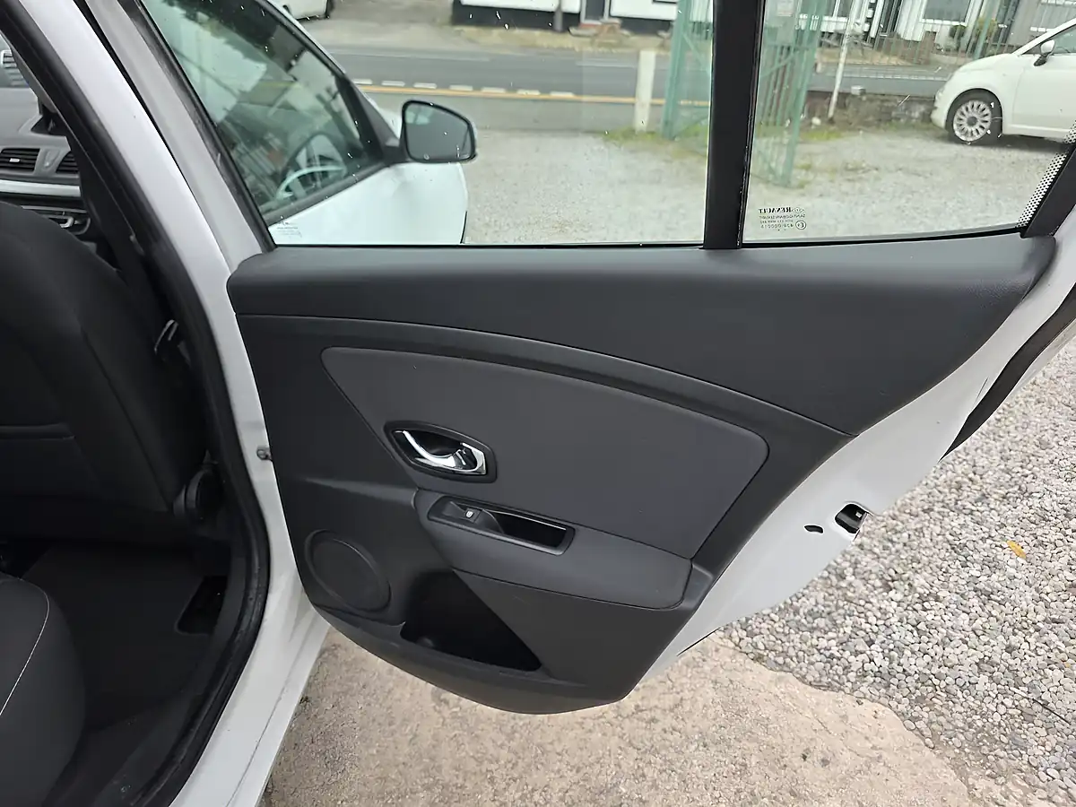 Used 2014 Renault Megane Dynamique Tomtom White - Interior and Exterior details 17