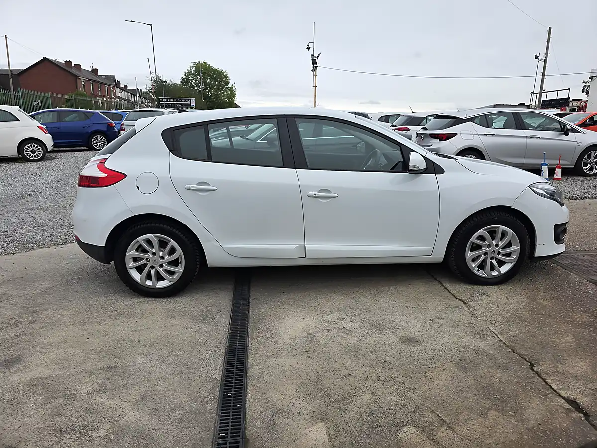 Used 2014 Renault Megane Dynamique Tomtom White - Interior and Exterior details 5