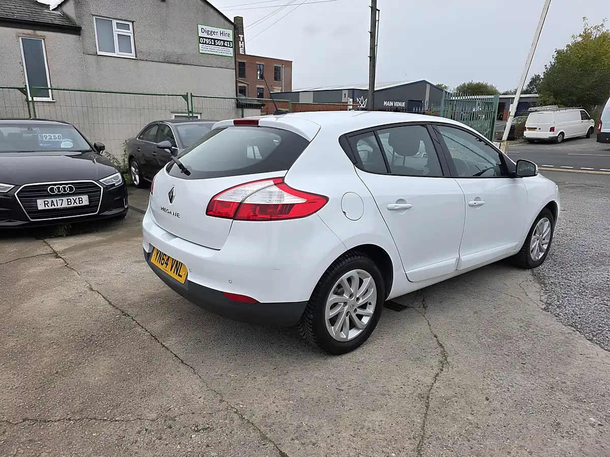 Used 2014 Renault Megane Dynamique Tomtom White - Interior and Exterior details 6