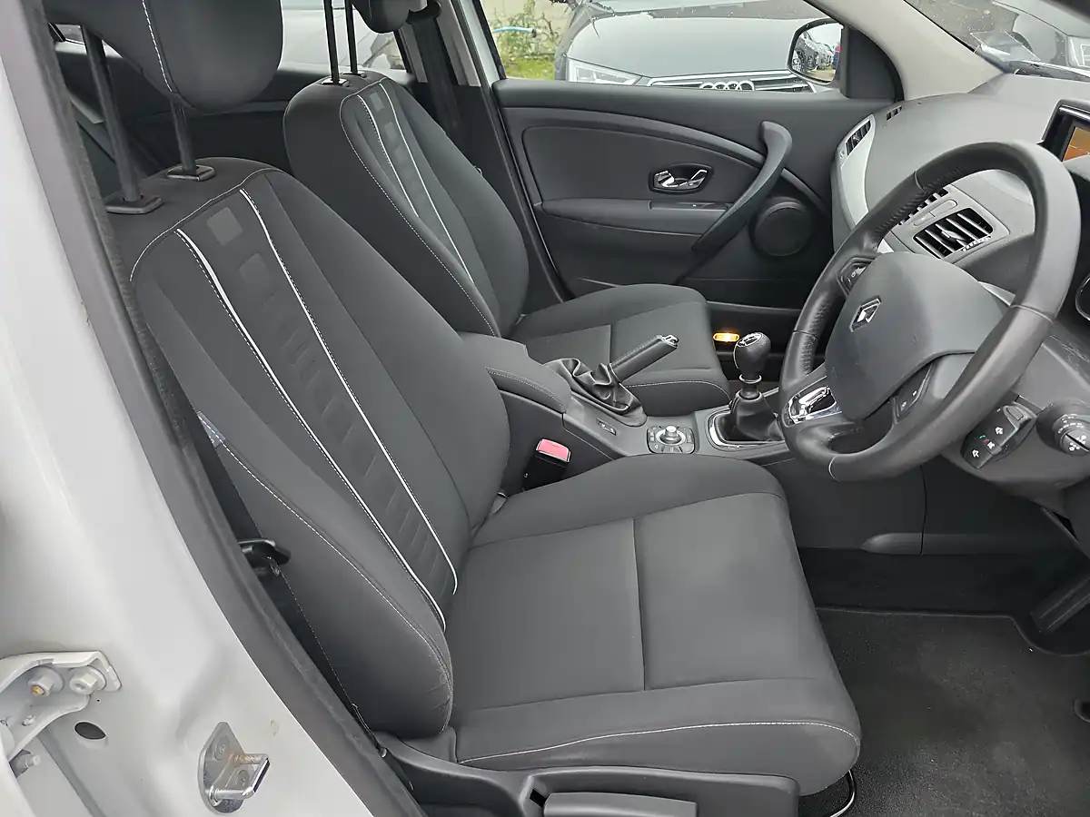 Used 2014 Renault Megane Dynamique Tomtom White - Interior and Exterior details 8