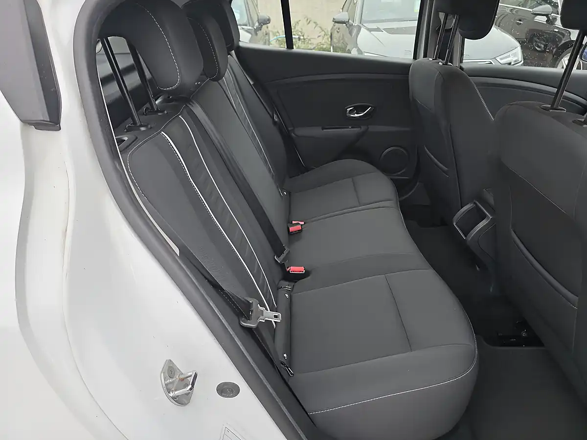 Used 2014 Renault Megane Dynamique Tomtom White - Interior and Exterior details 9