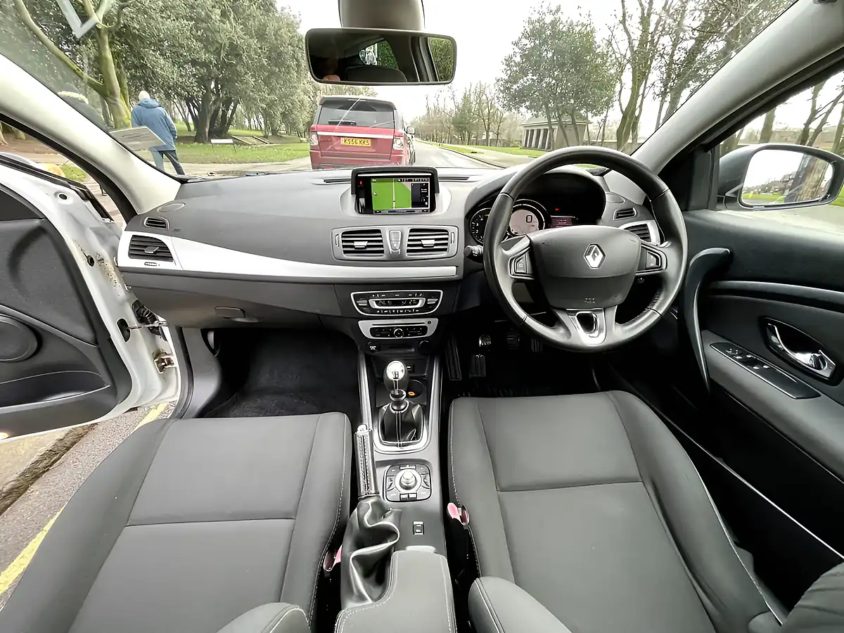 Used 2014 Renault Megane Dynamique Tomtom White - Interior and Exterior details 13