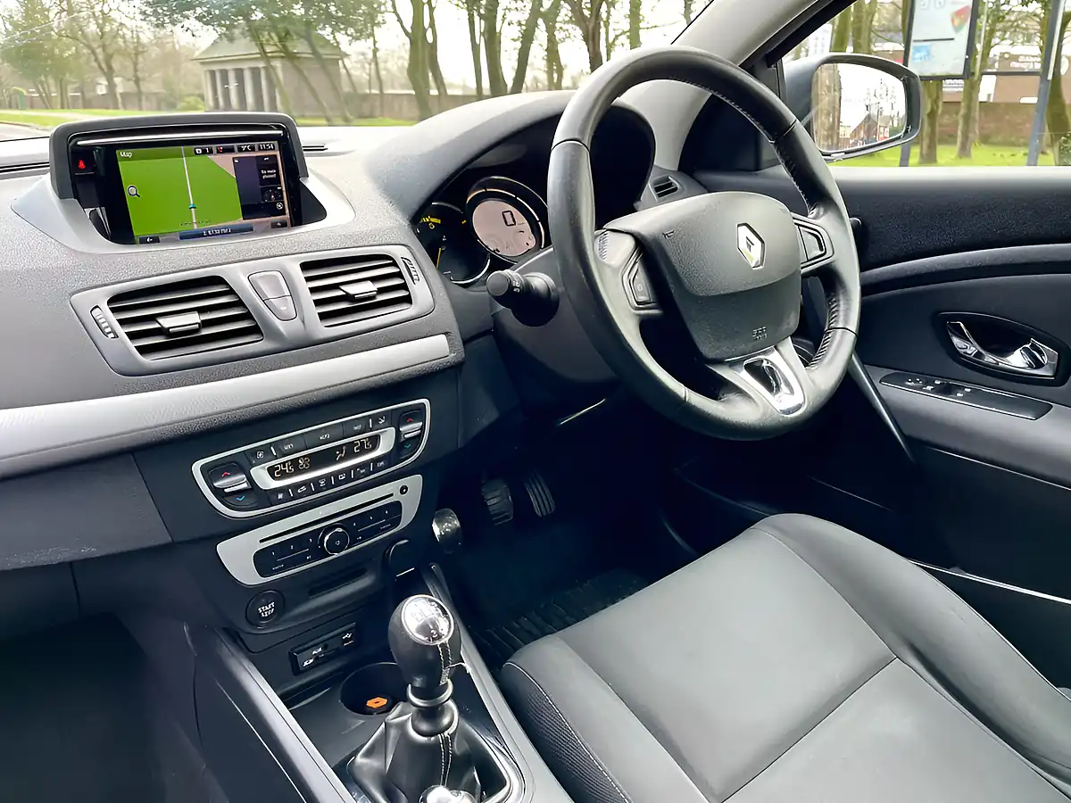 Used 2014 Renault Megane Dynamique Tomtom White - Interior and Exterior details 14