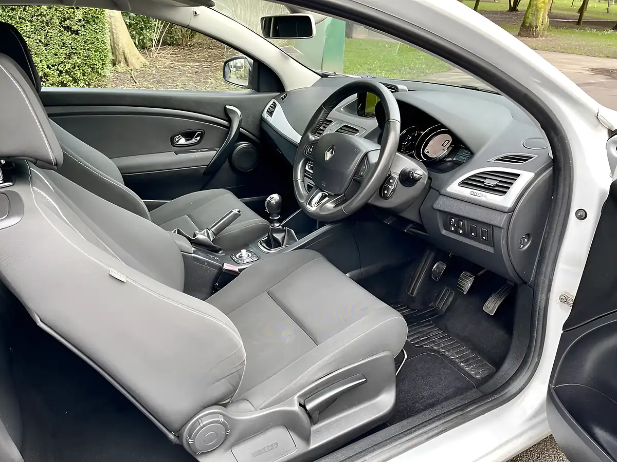 Used 2014 Renault Megane Dynamique Tomtom White - Interior and Exterior details 15