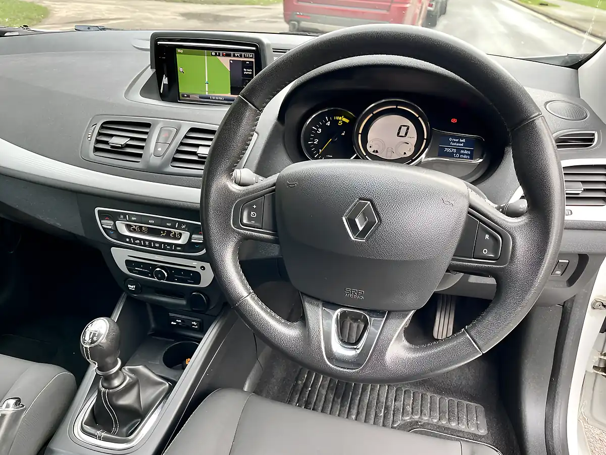 Used 2014 Renault Megane Dynamique Tomtom White - Interior and Exterior details 16