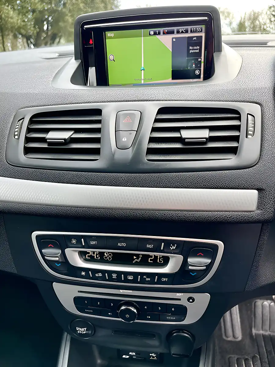 Used 2014 Renault Megane Dynamique Tomtom White - Interior and Exterior details 17
