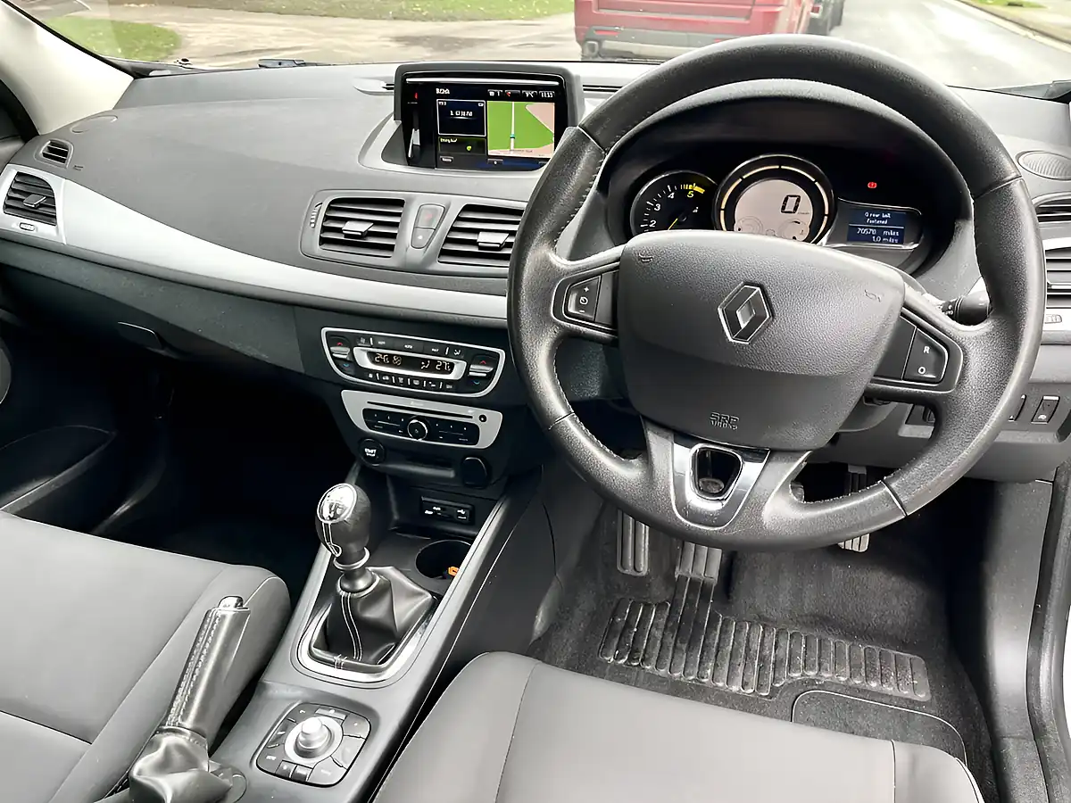 Used 2014 Renault Megane Dynamique Tomtom White - Interior and Exterior details 18