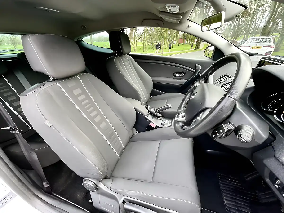 Used 2014 Renault Megane Dynamique Tomtom White - Interior and Exterior details 19
