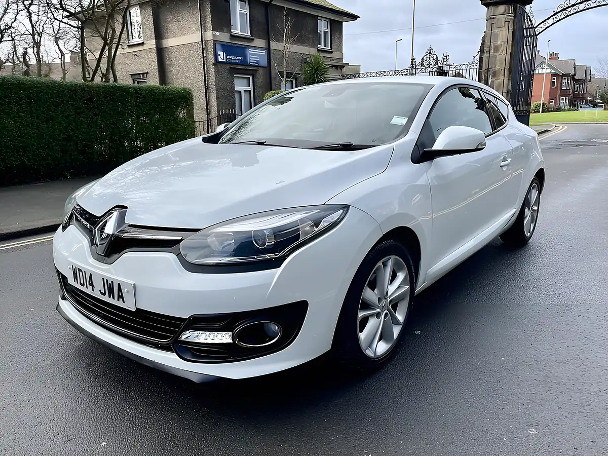 Used 2014 Renault Megane Dynamique Tomtom White - Interior and Exterior details 3