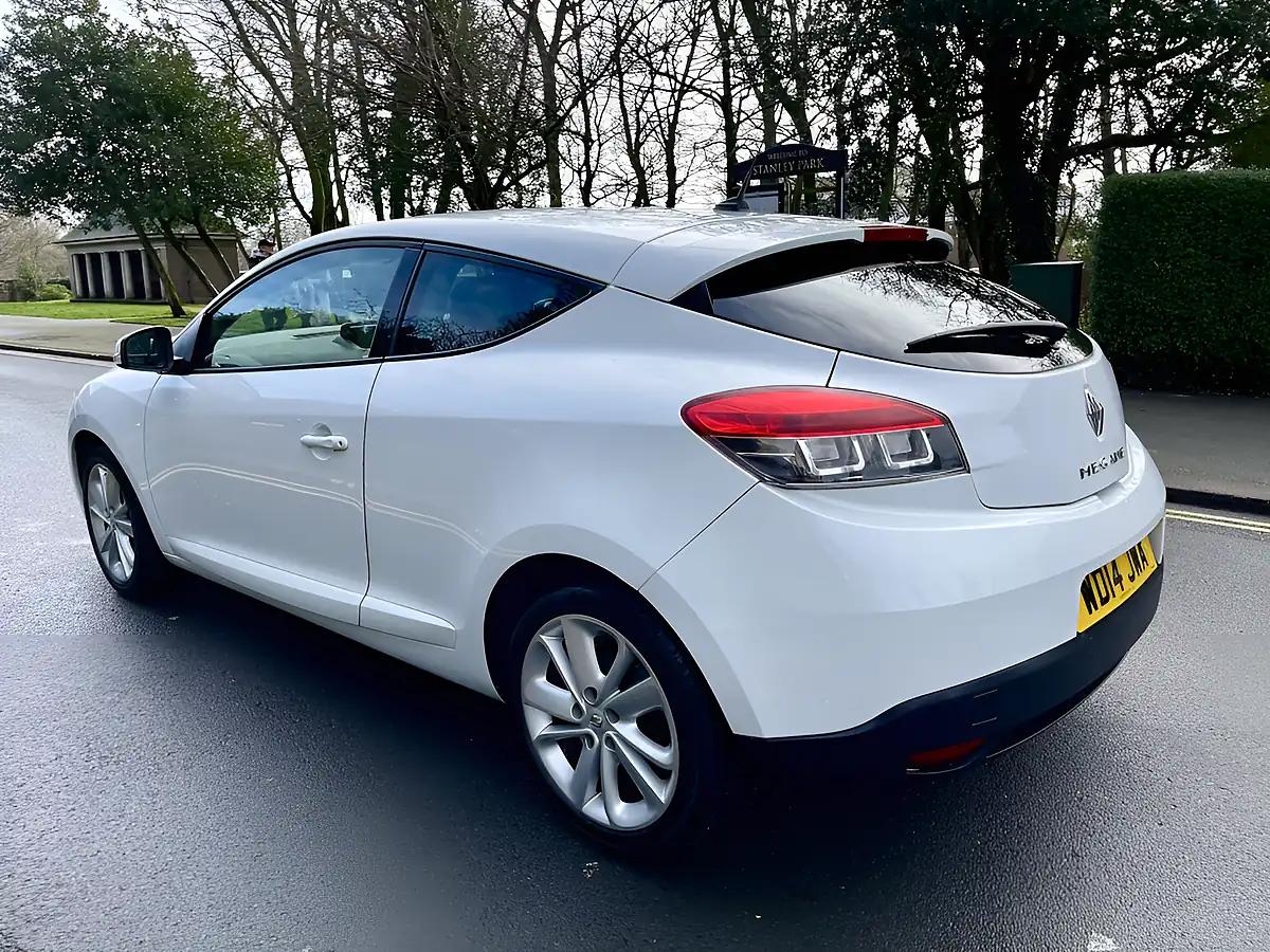 Used 2014 Renault Megane Dynamique Tomtom White - Interior and Exterior details 4