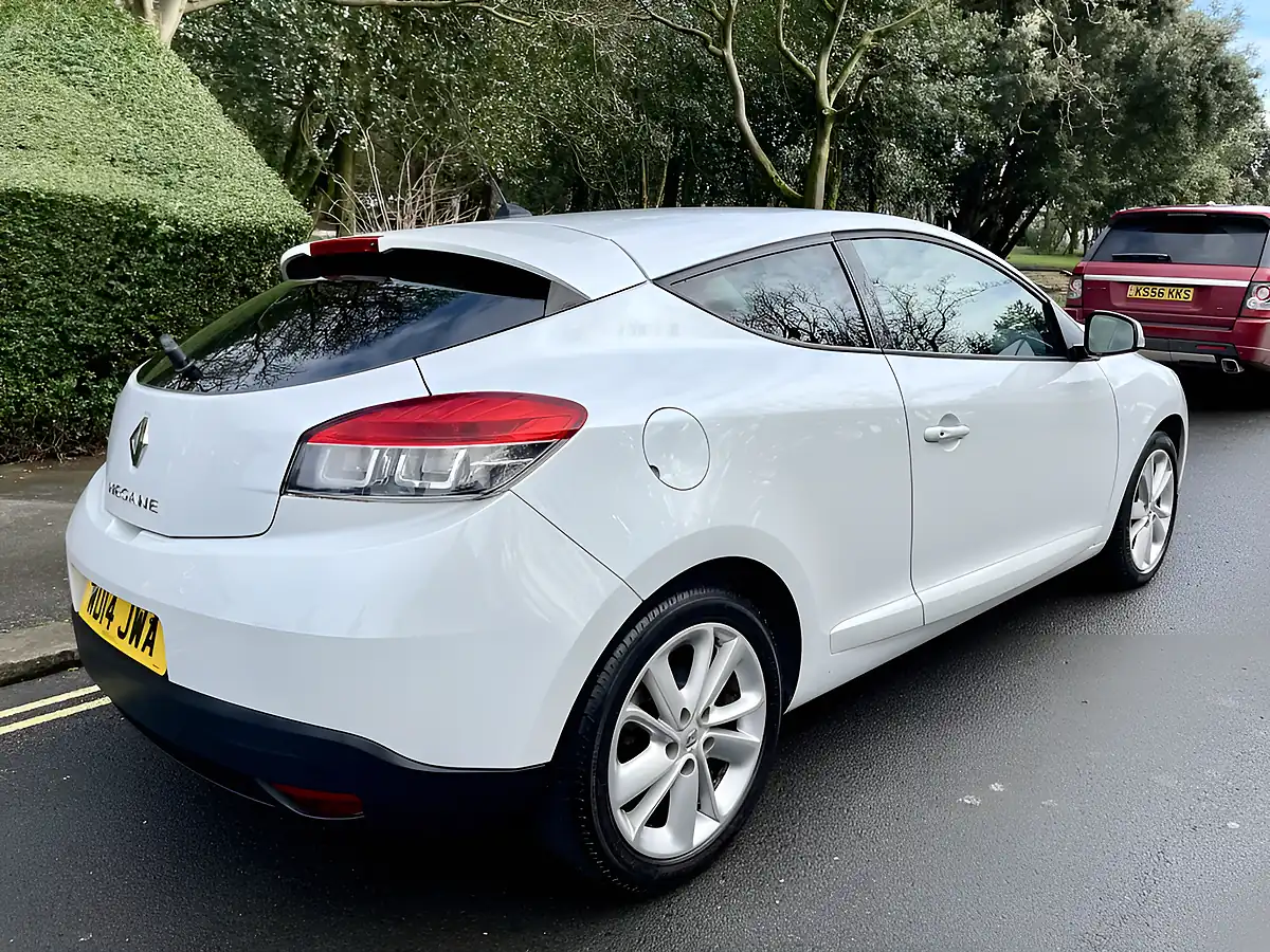 Used 2014 Renault Megane Dynamique Tomtom White - Interior and Exterior details 5
