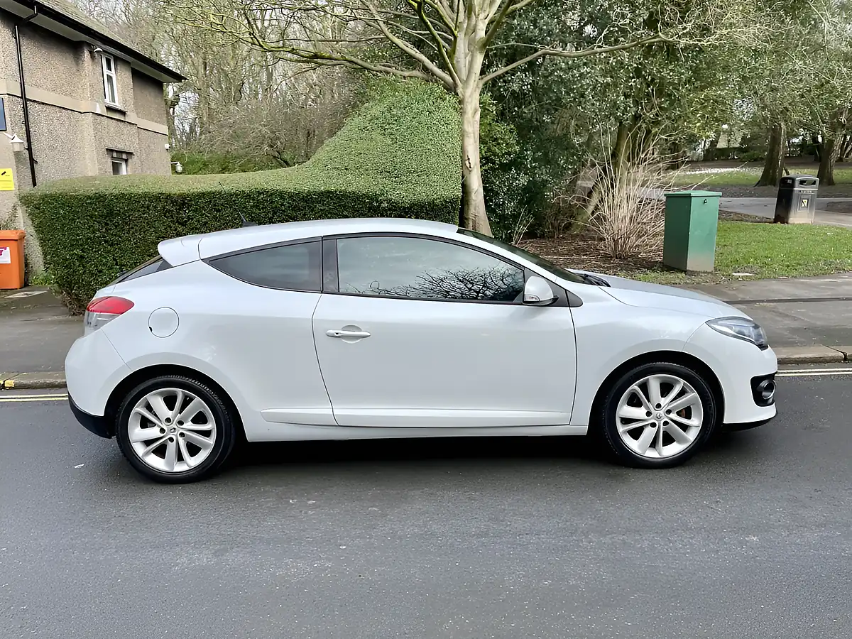 Used 2014 Renault Megane Dynamique Tomtom White - Interior and Exterior details 6