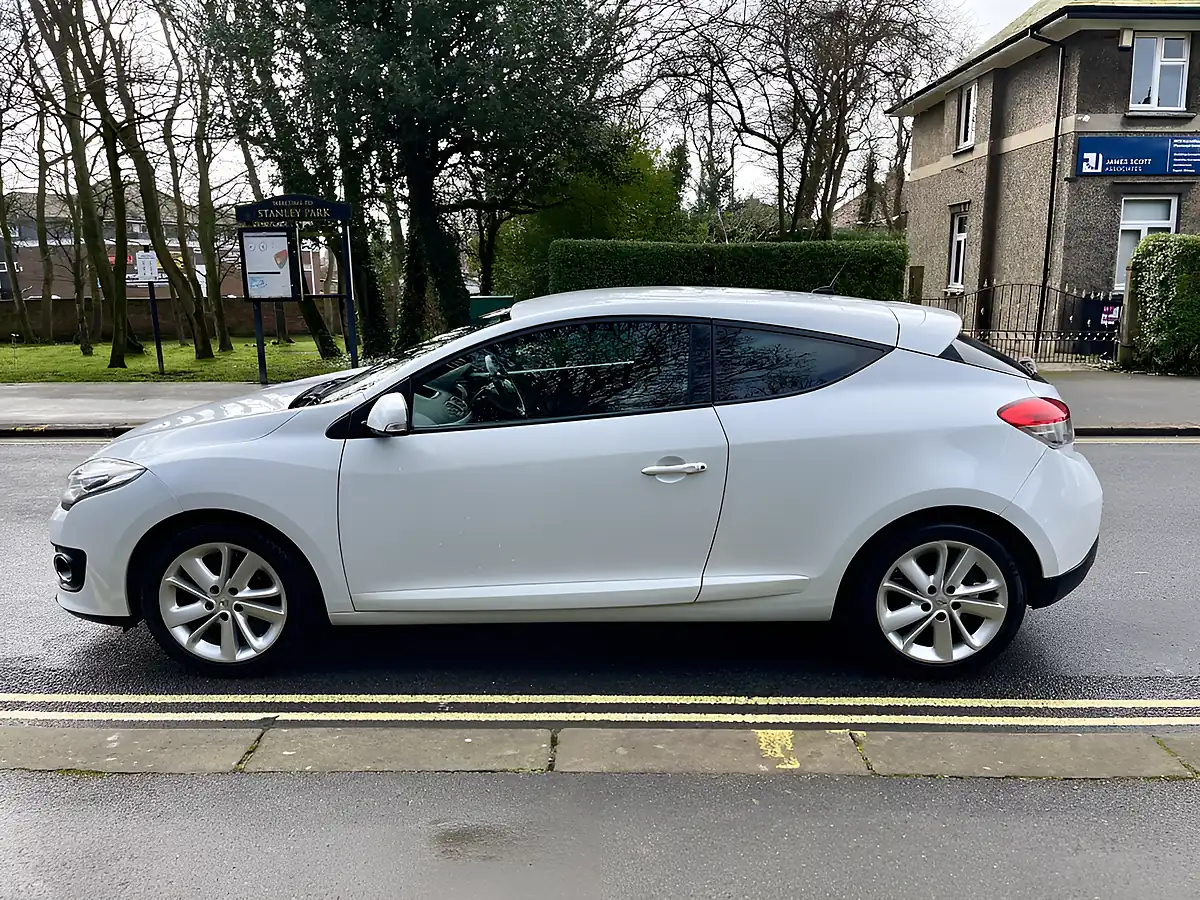 Used 2014 Renault Megane Dynamique Tomtom White - Interior and Exterior details 7