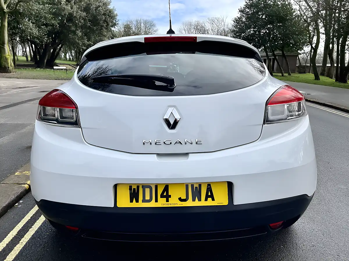 Used 2014 Renault Megane Dynamique Tomtom White - Interior and Exterior details 8