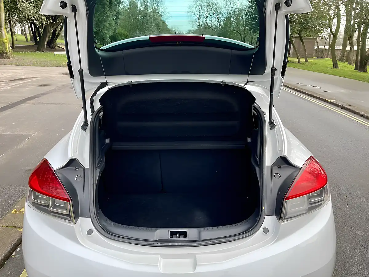 Used 2014 Renault Megane Dynamique Tomtom White - Interior and Exterior details 9