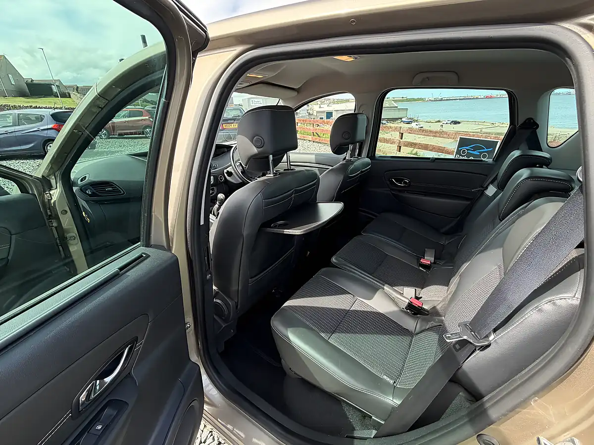 Used 2014 Renault Scenic Dynamique Tomtom Beige - Interior and Exterior details 11