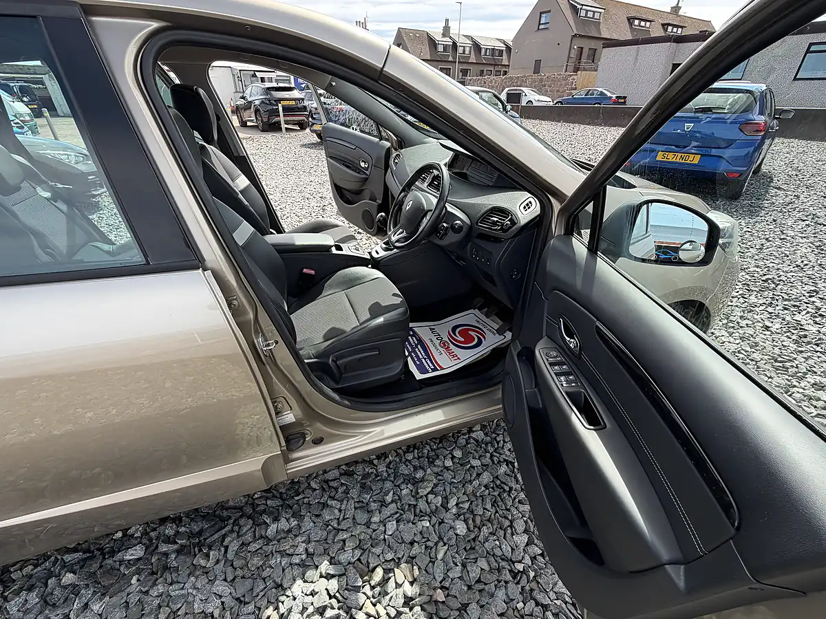 Used 2014 Renault Scenic Dynamique Tomtom Beige - Interior and Exterior details 15