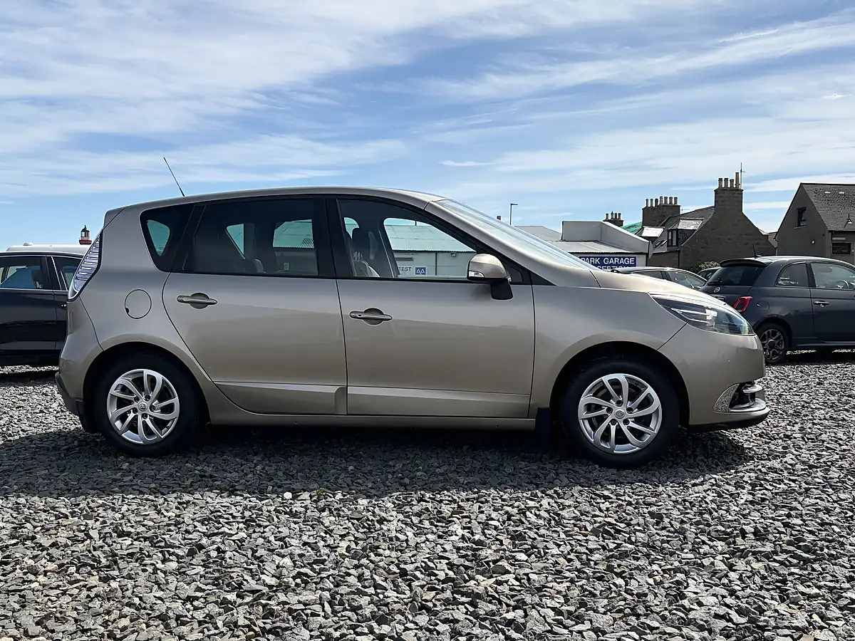Used 2014 Renault Scenic Dynamique Tomtom Beige - Interior and Exterior details 4