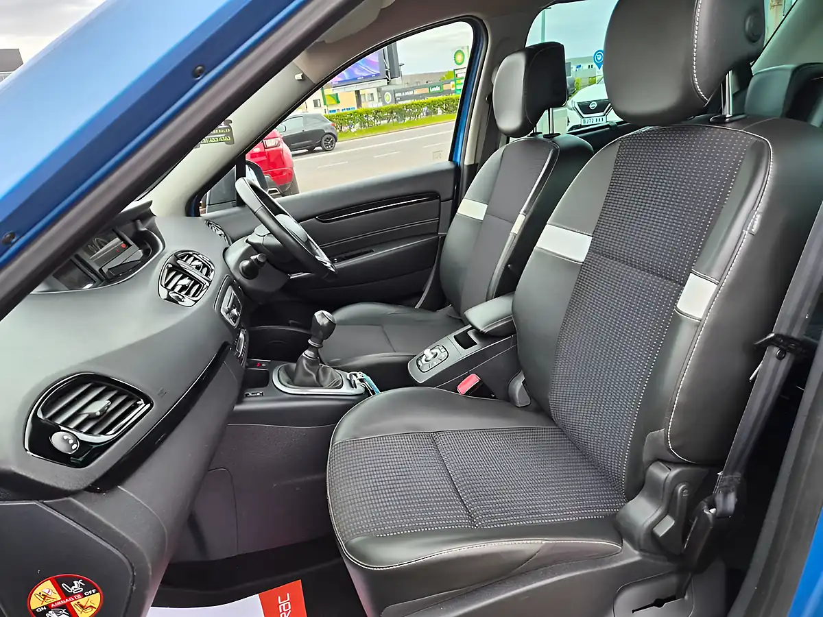 Used 2014 Renault Scenic Dynamique Tomtom Blue - Interior and Exterior details 17