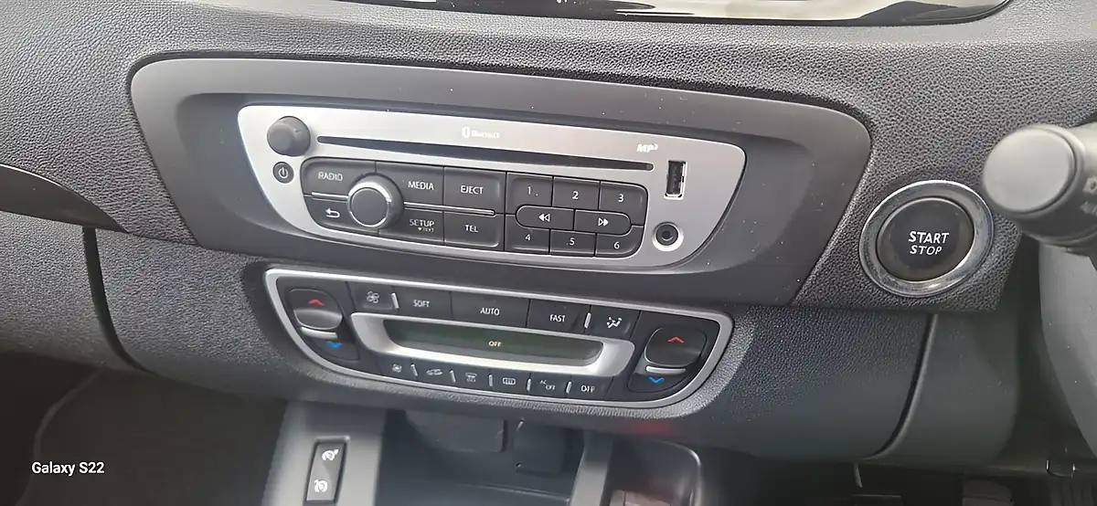 Used 2014 Renault Scenic Dynamique Tomtom Grey - Interior and Exterior details 9