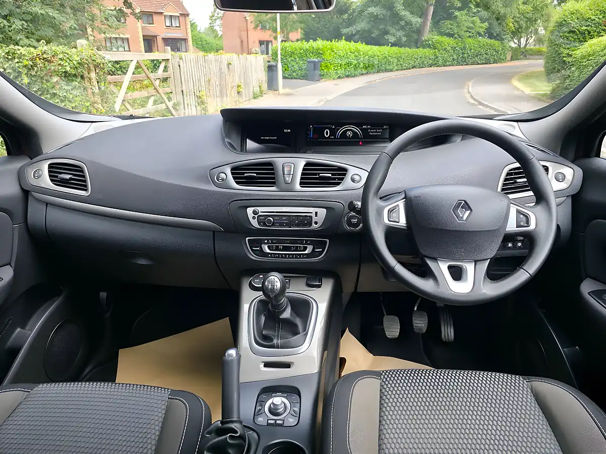 Used 2014 Renault Scenic Xmod Dynamique Tomtom Red - Interior and Exterior details 11