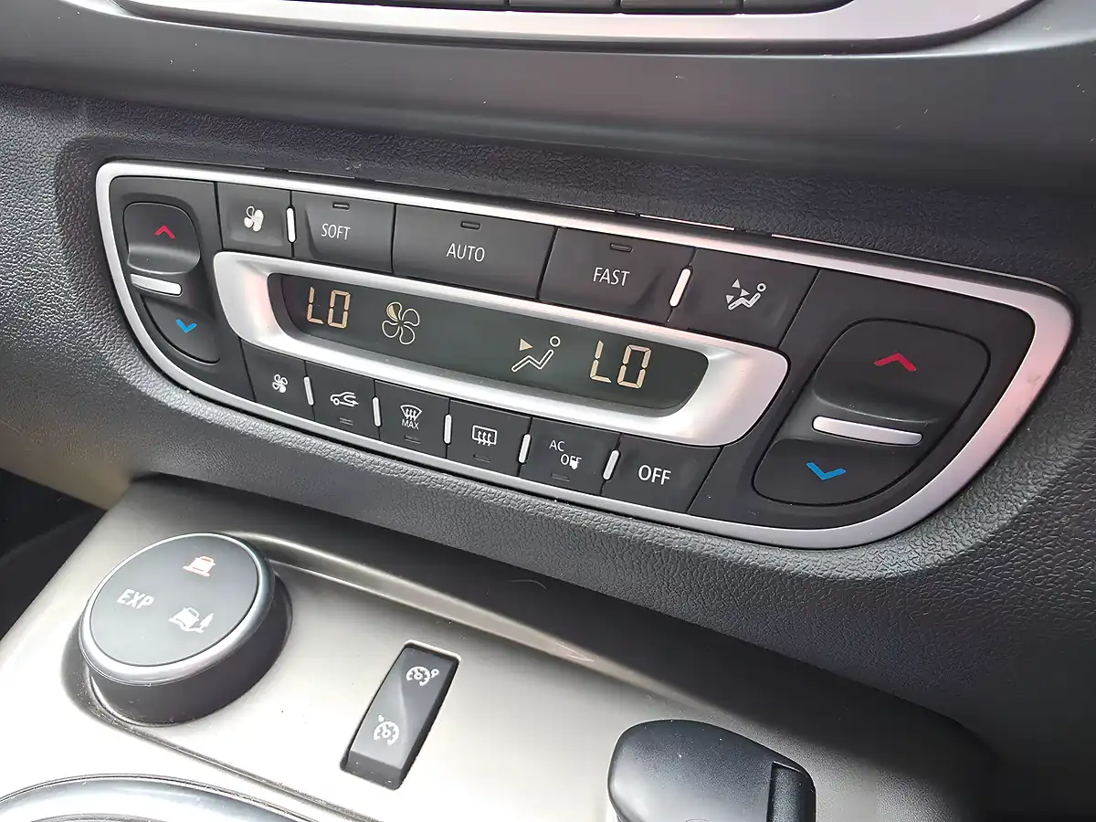 Used 2014 Renault Scenic Xmod Dynamique Tomtom Red - Interior and Exterior details 13