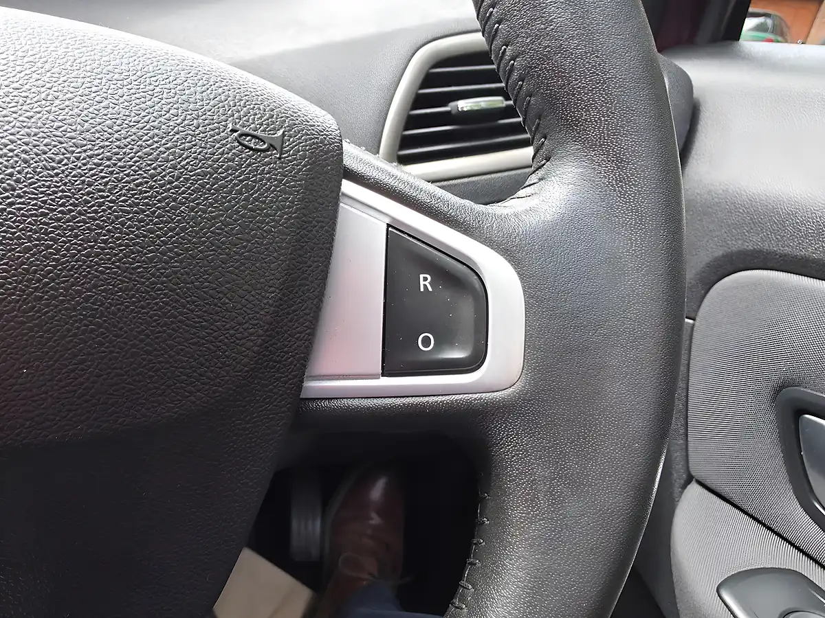 Used 2014 Renault Scenic Xmod Dynamique Tomtom Red - Interior and Exterior details 14