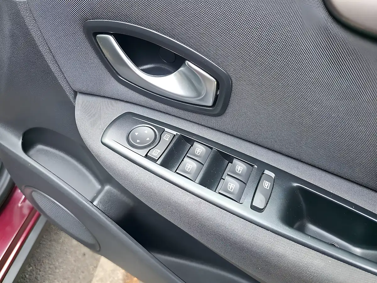 Used 2014 Renault Scenic Xmod Dynamique Tomtom Red - Interior and Exterior details 15