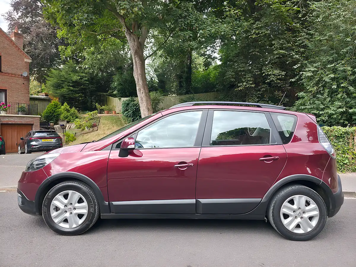 Used 2014 Renault Scenic Xmod Dynamique Tomtom Red - Interior and Exterior details 5